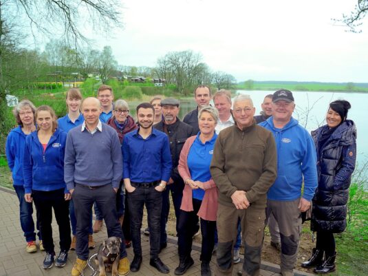 Teambild FERTIG Kopie mit Jacke blau